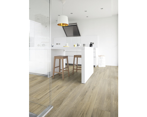 Moderná kuchyňa s drevenou podlahou, kuchynským ostrovčekom a barovými stoličkami.