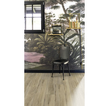 Pohľad do miestnosti s vinylovou podlahou, stoličkou a tapetou s motívom džungle