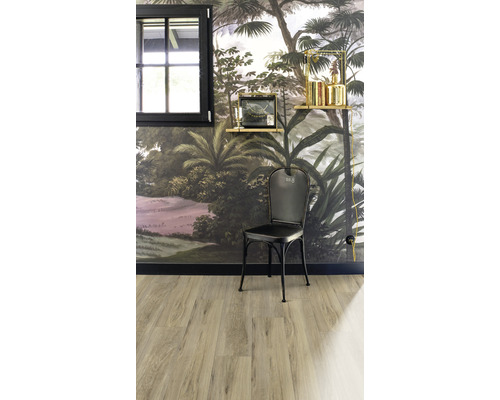 Pohľad do miestnosti s vinylovou podlahou, stoličkou a tapetou s motívom džungle