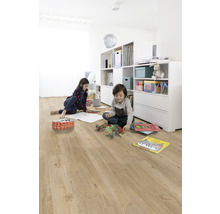 Svetlá obývacia izba s laminátovou podlahou, hrajúcimi sa deťmi a bielymi regálmi