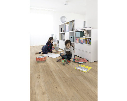 Svetlá obývacia izba s laminátovou podlahou, hrajúcimi sa deťmi a bielymi regálmi