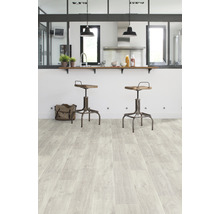 Svetlá kuchyňa s drevenou podlahou a barovými stoličkami.