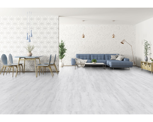 Svetlá obývacia izba s jedálenským stolom, stoličkami a pohovkou na svetlej drevenej podlahe.