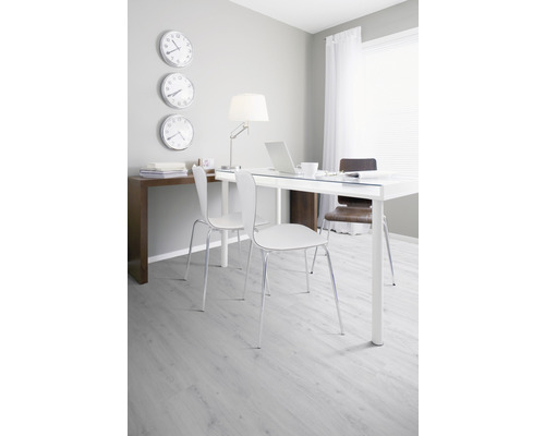 Svetlá pracovňa so stolom, stoličkami a nástennými hodinami