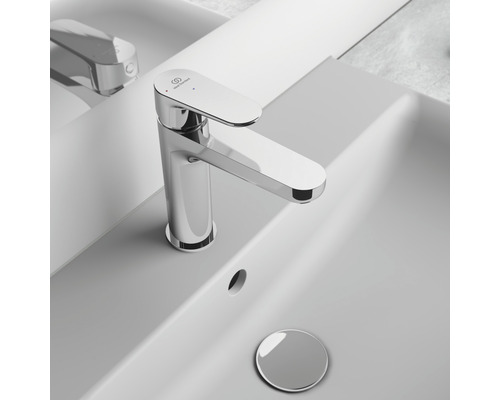 Umývadlová batéria z kovu na umývadle