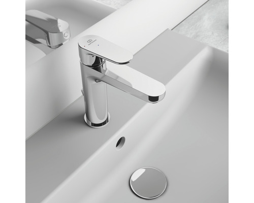 Umývadlová batéria z kovu na umývadle