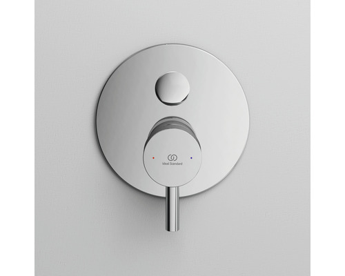Nástenná sprchová batéria s okrúhlym dizajnom a logom Ideal Standard