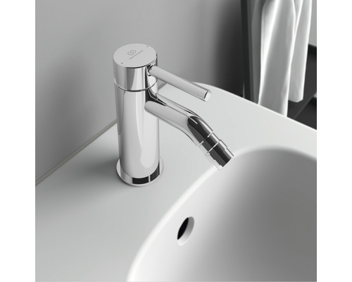 Umývadlová batéria z kovu na umývadle