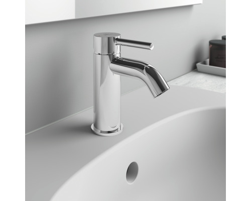 Lesklá umývadlová batéria z kovu na umývadle