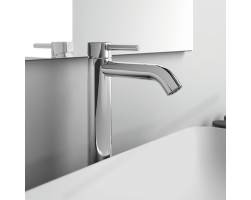 Chrómová umývadlová batéria na umývadle