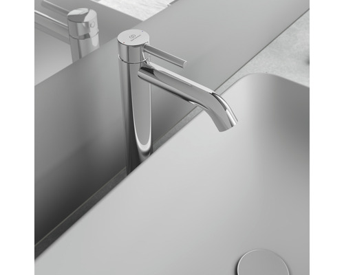 Umývadlová batéria z kovu v kúpeľni