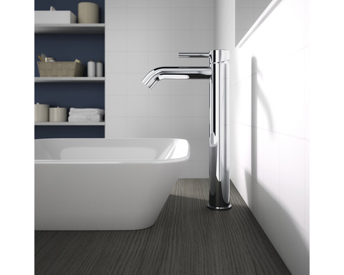 Umývadlo s batériou v kúpeľni