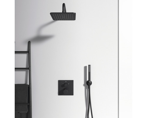 Súprava sprchovej armatúry s hornou sprchou, ručnou sprchou a termostatickou batériou v kúpeľni