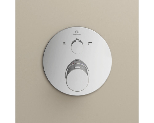 Termostatická batéria pre sprchu alebo vaňu s okrúhlym krytom s logom Ideal Standard.
