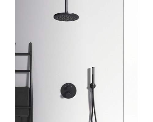 Kúpeľňa s hlavovou sprchou, ručnou sprchou a držiakom na uteráky