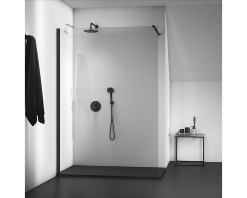 Moderná kúpeľňa so sprchovacím kútom, hlavovou sprchou a ručnou sprchou