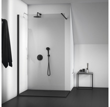 Kúpeľňa s bezbariérovým sprchovacím kútom, sprchovacou armatúrou a uterákom