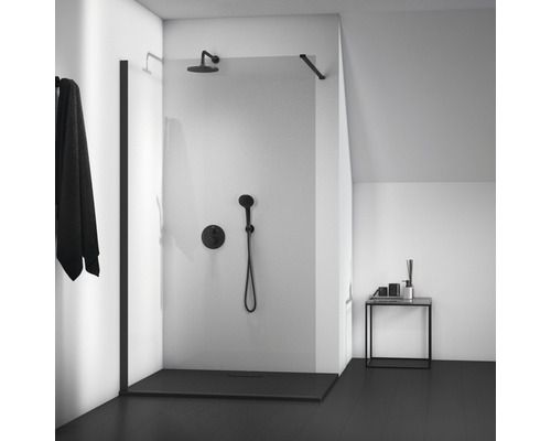 Kúpeľňa s bezbariérovým sprchovacím kútom, sprchovacou armatúrou a uterákom