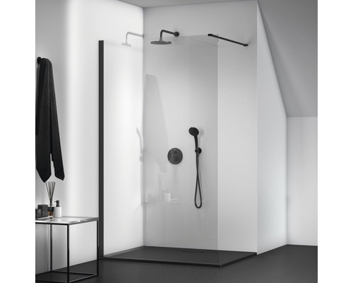 Bezbariérový sprchovací kút s hlavovou a ručnou sprchou v modernej kúpeľni