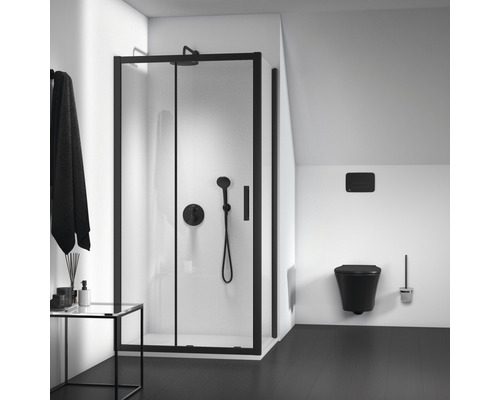 Kúpeľňa so sprchovacím kútom, toaletou a doplnkami