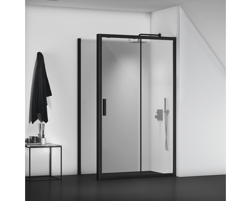Priestranný sprchovací kút s posuvnými dverami a čiernym rámom v kúpeľni.