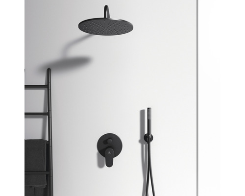 Sprchová armatúra s hlavovou sprchou, ručnou sprchou a sprchovou hadicou pred bielou stenou
