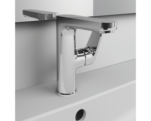 Lesklá umývadlová páková batéria na bielom umývadle