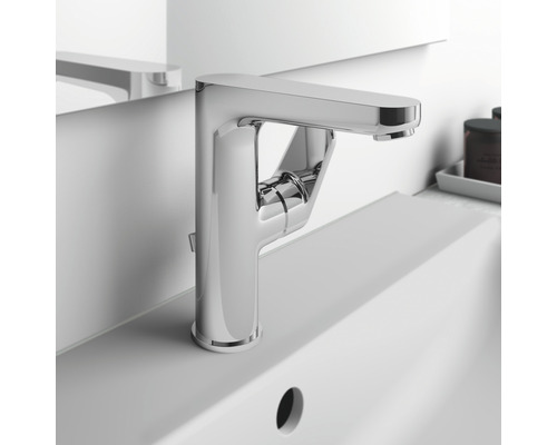 Páková batéria z kovu v kúpeľni