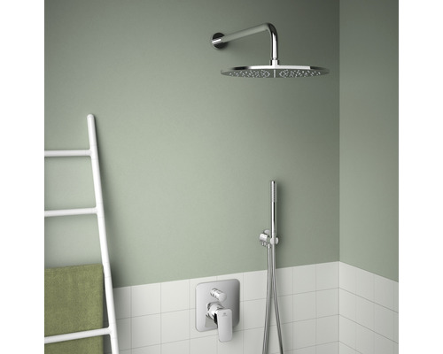 Kúpeľňa s dažďovou sprchou, ručnou sprchou a batériou