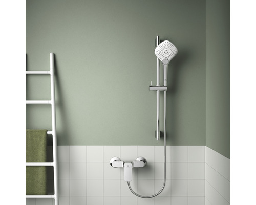 Sprchový set s ručnou sprchou, sprchovou batériou a držiakom na uteráky v kúpeľni