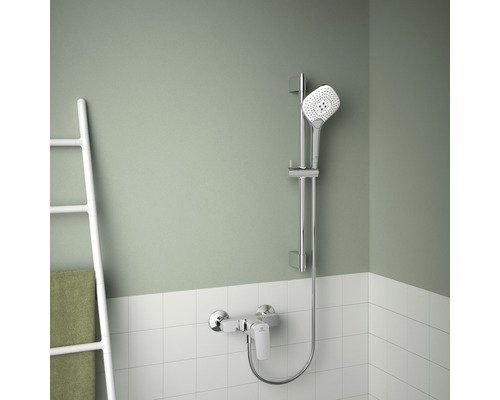 Sprchová tyč s ručnou sprchou a sprchovou hadicou v kúpeľni
