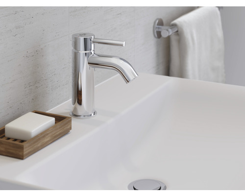 Kúpeľňové umývadlo s chrómovou jednopákovou batériou a mydlom