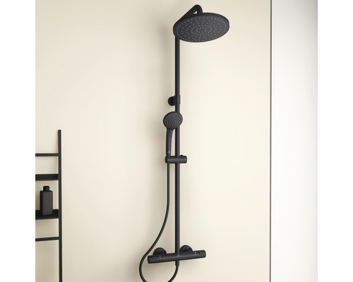 Čierny sprchový stĺp s hlavovou a ručnou sprchou do kúpeľne.