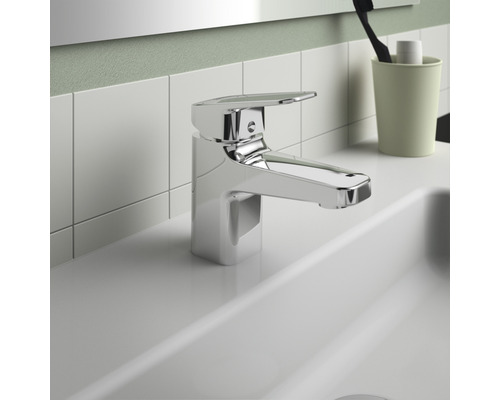 Lesklá umývadlová batéria na umývadle v kúpeľni.