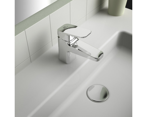 Umývadlová batéria z kovu na umývadle