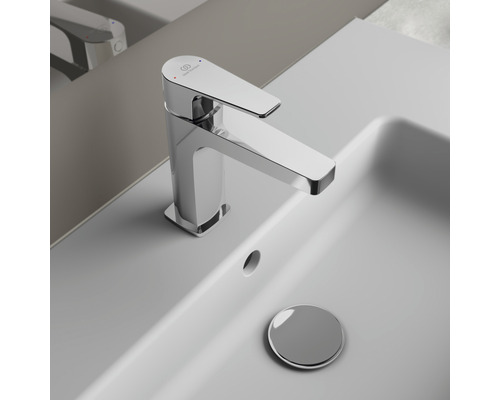 Umývadlová batéria z kovu na umývadle