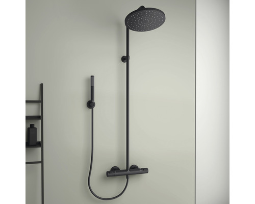 Čierna sprchová armatúra s hlavovou a ručnou sprchou namontovanou na stene.