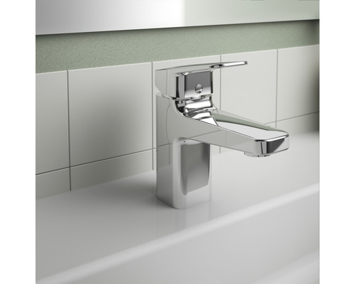 Jedna chrómová umývadlová batéria na umývadle