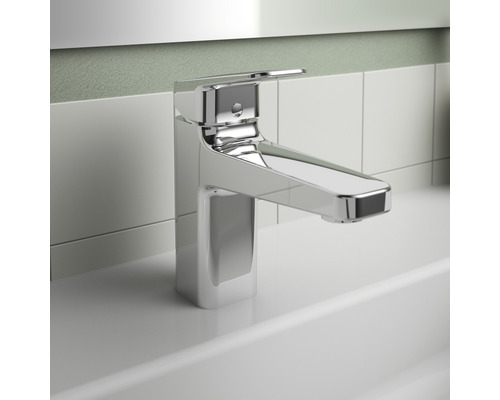 Lesklá umývadlová batéria z kovu na umývadle