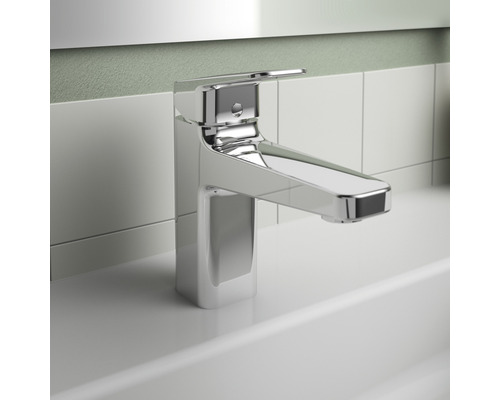 Páková batéria z chrómovaného kovu do kúpeľne