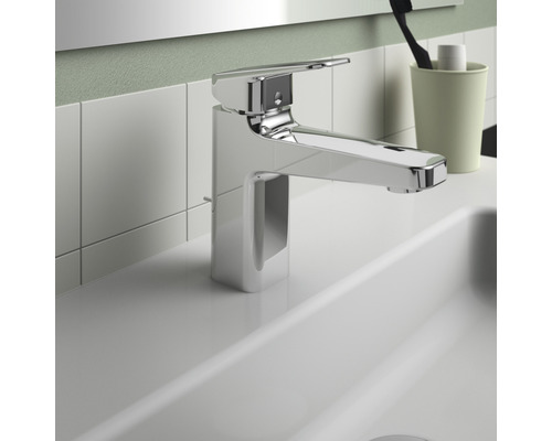 Umývadlová batéria z kovu na umývadle