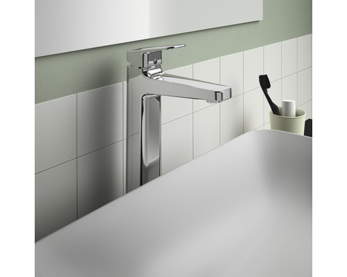 Chrómová umývadlová batéria na umývadle v kúpeľni.