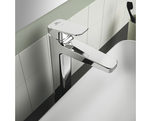 Lesklá vodovodná batéria v kúpeľni vedľa umývadla