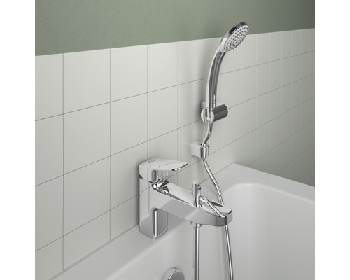 Kúpeľňová armatúra s ručnou sprchou a sprchovou hadicou namontovanou na okraji dlaždíc