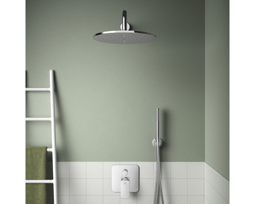 Kúpeľňa s dažďovou sprchou, ručnou sprchou, armatúrou a rebríkom na uteráky