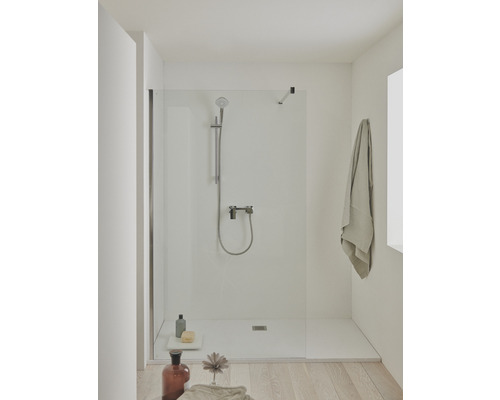 Kúpeľňa s bezbariérovým sprchovacím kútom, sprchovacou batériou a uterákom