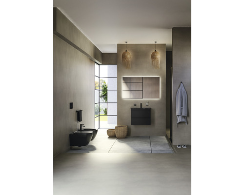 Moderná kúpeľňa s bidetom, skrinkou pod umývadlo, zrkadlom a osvetlením