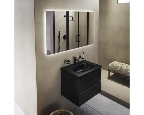 Moderná kúpeľňa s čiernym umývadlom, osvetleným zrkadlom a sprchou