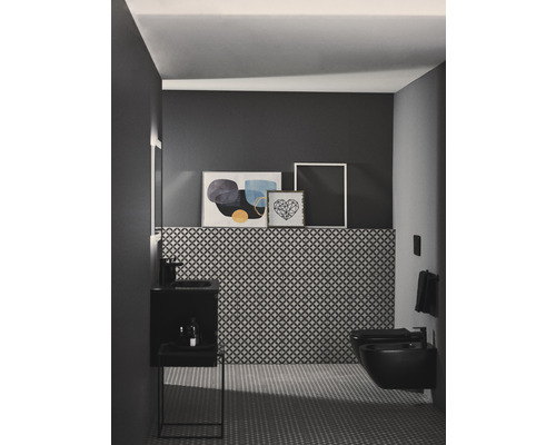 Moderná kúpeľňa s umývadlom, toaletou a bidetom pred vzorovanou stenou