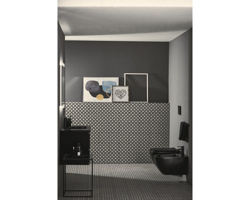 Kúpeľňa s umývadlom, bidetom a geometrickými obkladmi